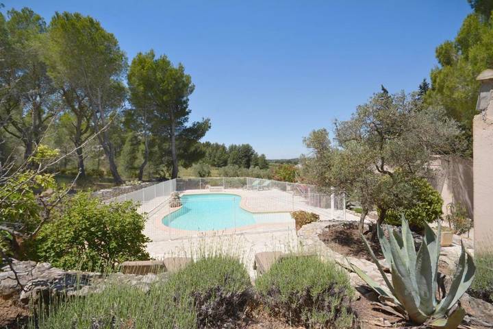 Location de vacances pour 4 personnes, avec jardin ainsi que vue et piscine, animaux acceptés à Paradou - 3