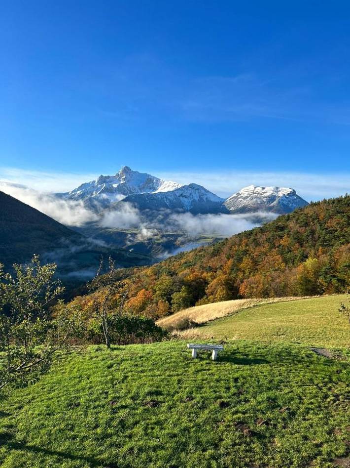 Location de vacances pour 14 personnes, avec piscine et jardin ainsi que vue et terrasse à Saint-Laurent-en-Beaumont - 3