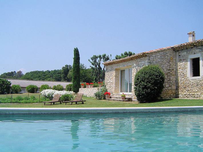 Gîte pour 4 personnes, avec terrasse ainsi que piscine et jardin à La Bâtie-Rolland