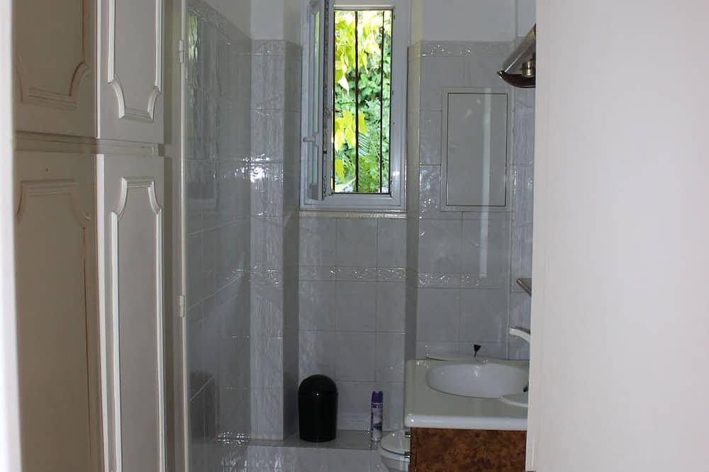 3 pieces dans villa avec piscine,  jardin et parking privatifs. Chiens acceptés. in Cagnes-sur-Mer, Côte méditerranéenne (France)