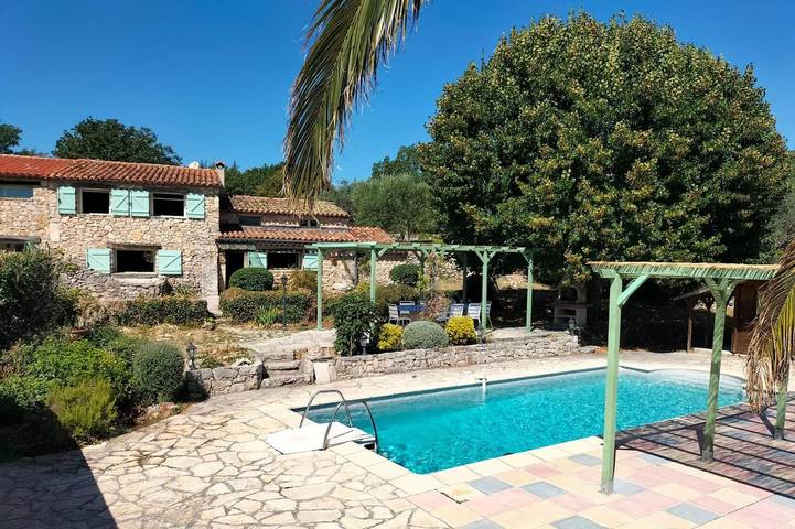 Location de vacances pour 7 personnes, avec piscine ainsi que jardin et vue à Mons (Var) - 3