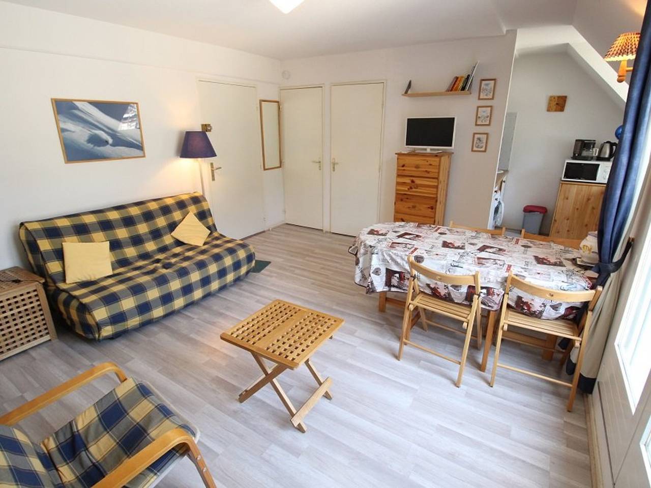 Entire apartment, Bagnères-de-Luchon: Quiet duplex for 4, balcony, parking in Luchon-Superbagnères, Bagnères-de-Luchon