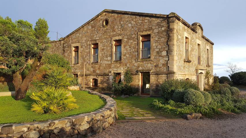 Casa rural para 22 personas, con piscina para niños además de jardín y vistas al lago en Provincia de Tarragona