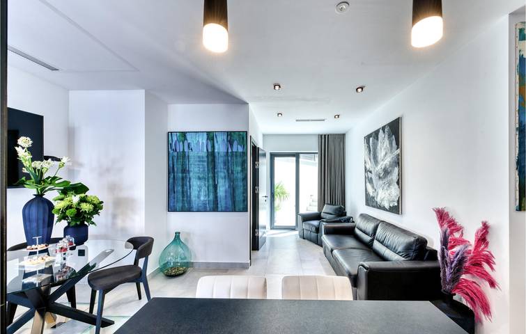Ganze Ferienwohnung, Gemütliche 2 km zum Bellevue Beach: Modernes Apartment mit Pool und Terrasse in Dubrovnik, Grad Dubrovnik