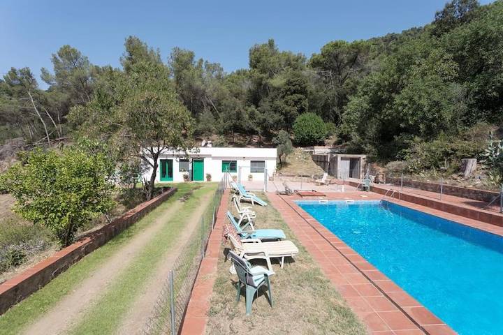 Location de vacances pour 7 personnes, avec Terrasse et Jardin ainsi que Piscine et Vue à La Garriga