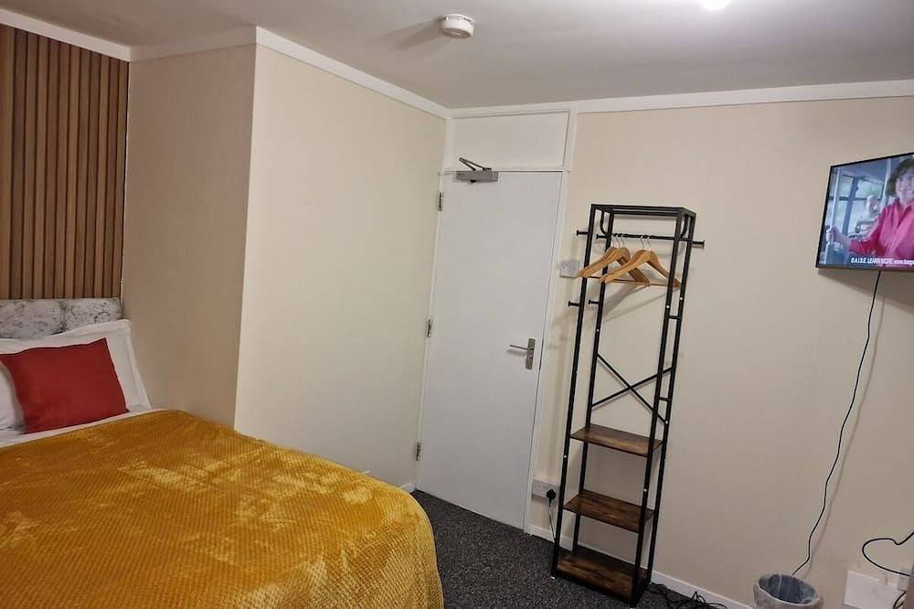 4 Bedroom 5 minute Luton Airport in Luton, Chiltern Hills