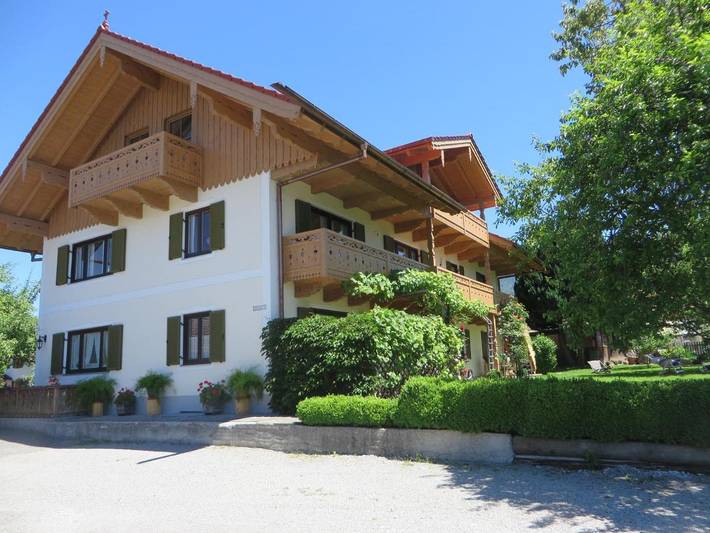 Ferienwohnung für 9 Personen, mit Balkon und Terrasse sowie Garten und Ausblick in Bichl