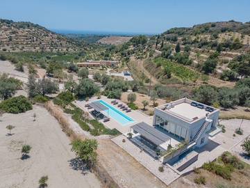 Location de vacances pour 9 personnes, avec vue sur l’océan ainsi que piscine et jardin, adapté aux familles à Noto