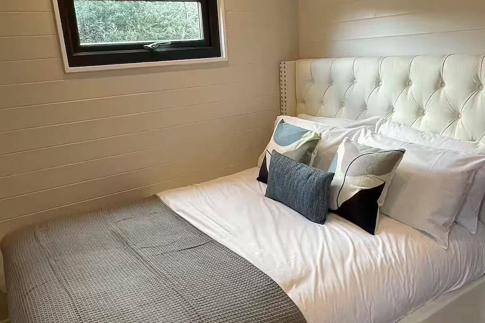 Luxurious Canal-side mini lodge in Llangollen. in Llangollen, Denbighshire