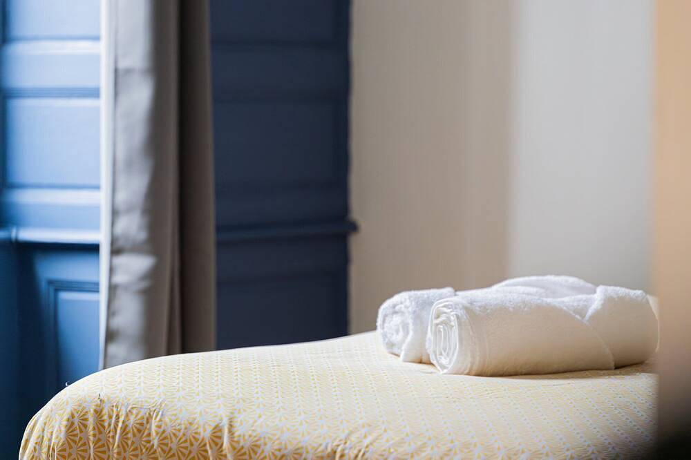 Apartamento entero, Tréguier Town Centre - Charm and Cathedral View in Tréguier, Costa de granito rosa