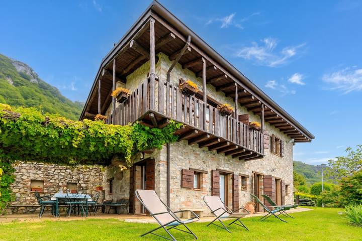 Villa für 4 Personen, mit Sauna und Terrasse sowie Seeblick, mit Haustier am Gardasee