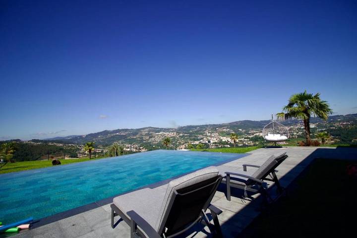 Location de vacances pour 8 personnes, avec terrasse ainsi que piscine et vue, animaux acceptés dans Lufrei
