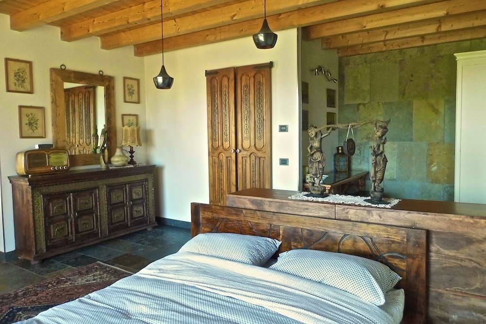Entire apartment, Finca Cascina Borchina Sole country estate, relaxation, dream lake view, nature, organic in Maccagno con Pino e Veddasca, Lago Maggiore (Lombardy)