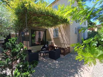 Gîte pour 4 personnes, avec piscine ainsi que jardin et vue à Loriol-du-Comtat