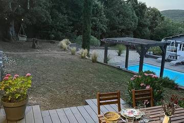 Gîte pour 2 personnes, avec terrasse et jardin à Labastide-de-Virac