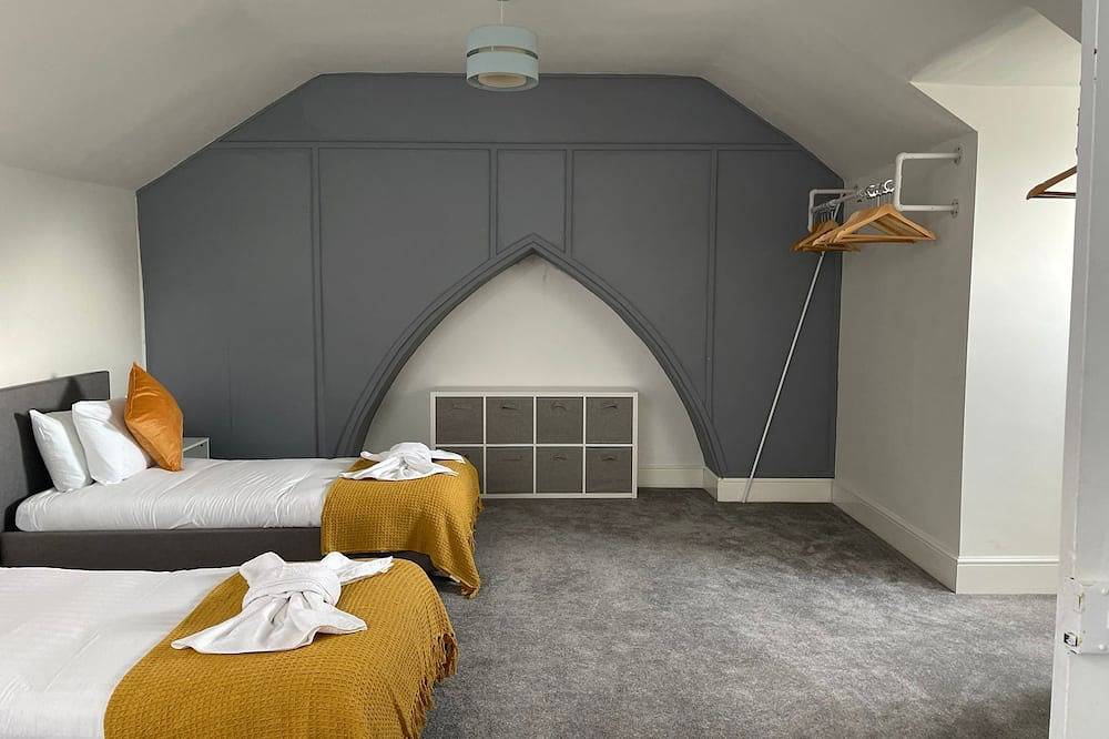Spacious Victorian for 10 across Royal Infirmary in Leicester, Heart of England