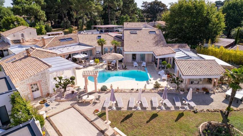 Chambre d’hôte pour 2 personnes, avec Jacuzzi et Terrasse ainsi que Jardin et Piscine