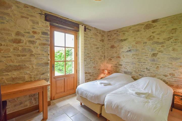Location de vacances pour 12 personnes, avec terrasse ainsi que piscine et jardin, animaux acceptés à Saint-Médard-d'Excideuil - 4
