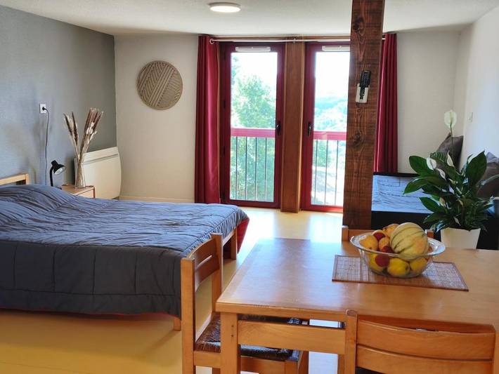 Gîte pour 3 personnes, avec Terrasse et Vue à Condat - 4