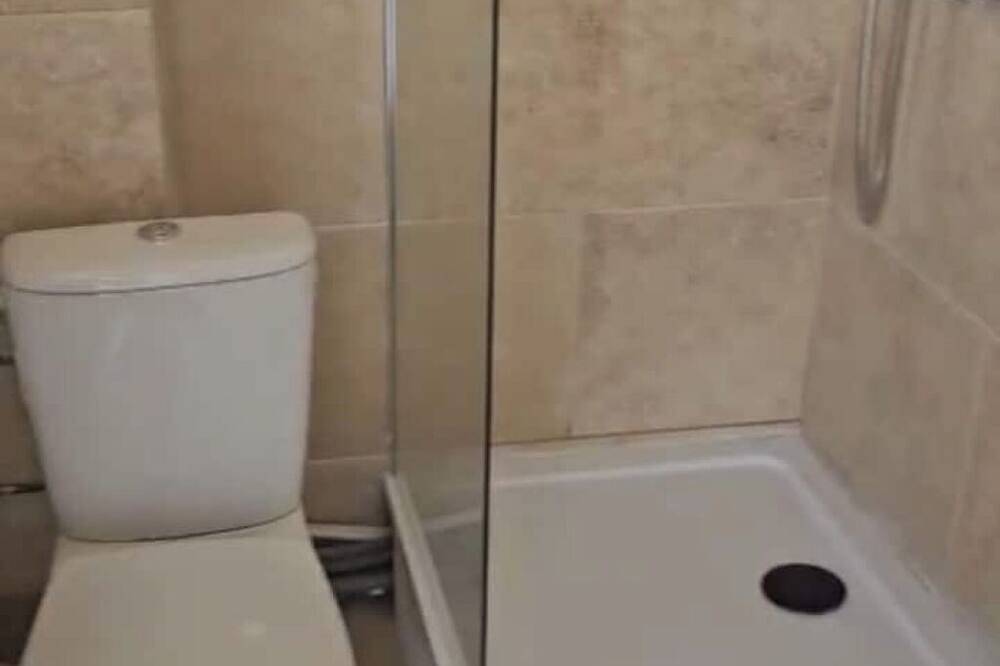 Entire apartment, Cosy studio close to amenities + sea 5 minutes away in Fos-sur-Mer, Istres region