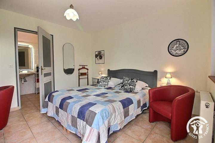 Chambre d’hôte pour 3 personnes, avec terrasse et jardin ainsi que piscine et jacuzzi, animaux acceptés à Lézardrieux - 4