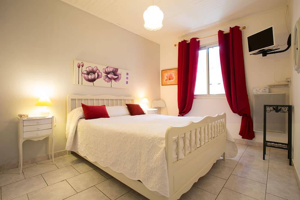 Maison tout confort avec piscine couverte partagée - cadre calme et verdoyant- in Loubers, Région d'Albi