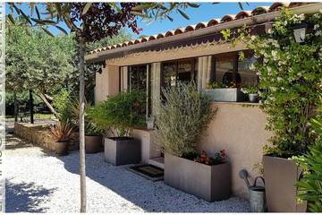 Gîte pour 3 personnes, avec jardin et terrasse à Carcès