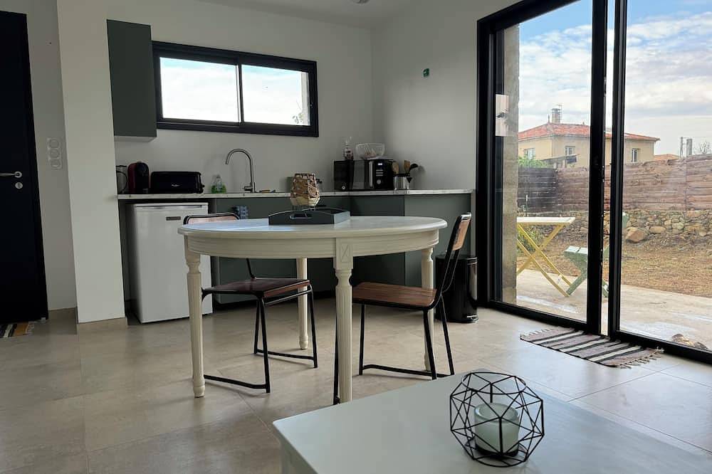 5 minutes from the sea.  Modern country house in Venzolasca, Región de Corte