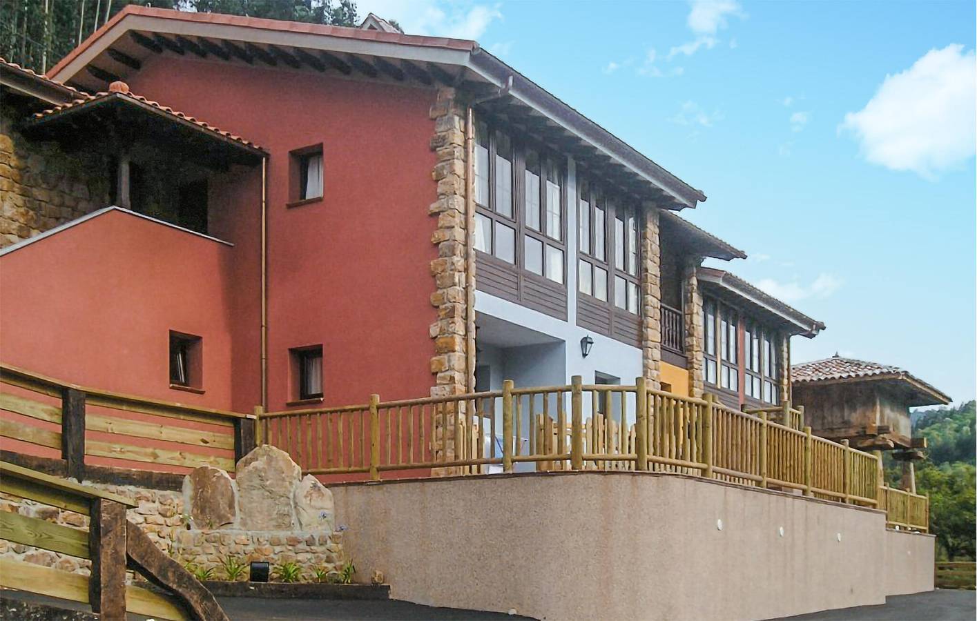 Entire holiday apartment, Obaya Apartment with River View & Parking in Obaya, Villaviciosa