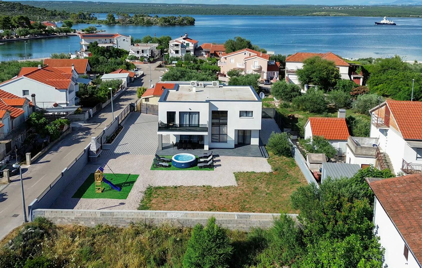 Gemütliche 2-Zimmer-Wohnung mit Terrasse in der Nähe des Flusses Krka und des Prokljansko-Sees in Raslina, Šibenik-Knin