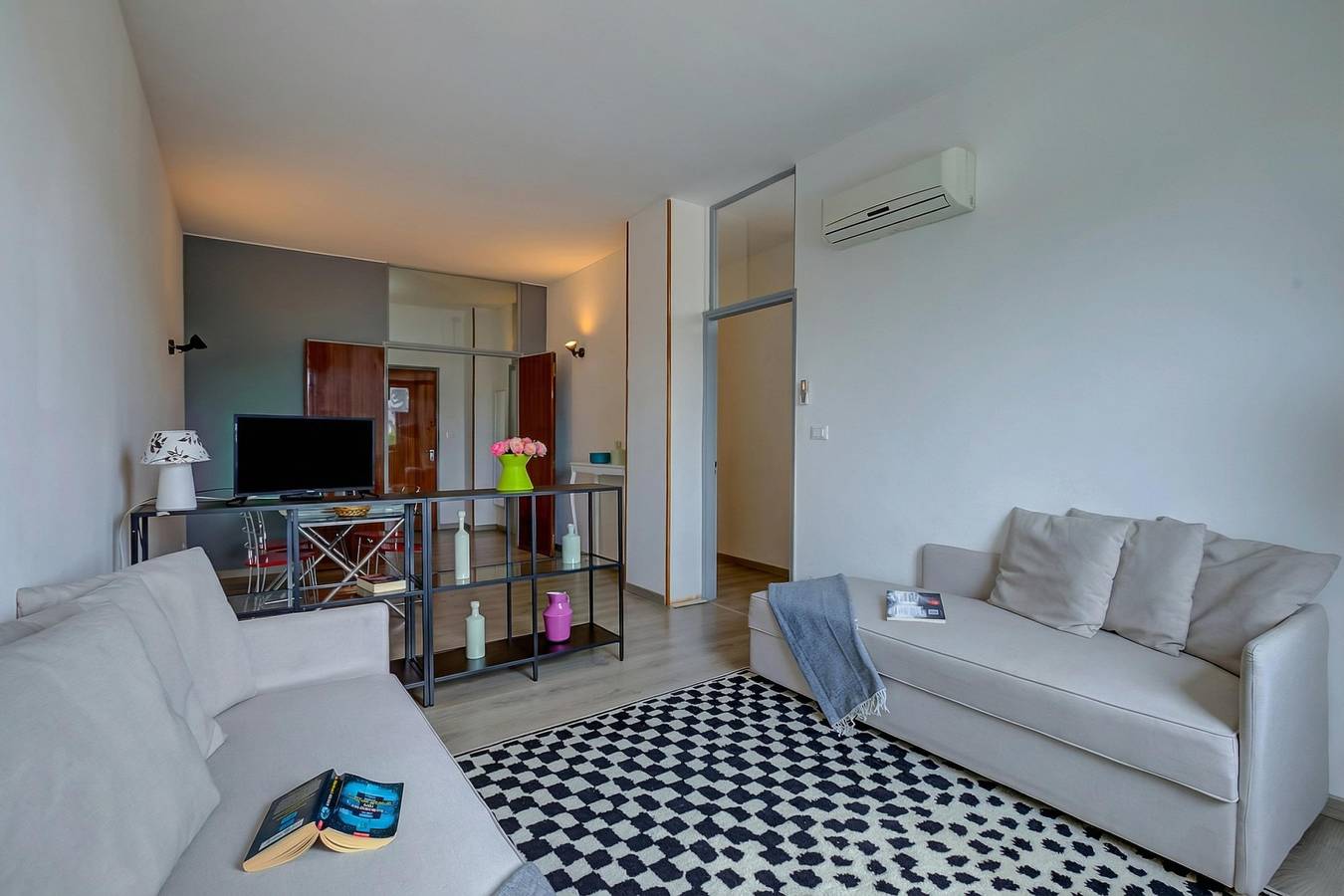 Appartamento intero, Appartamento di Tommaso Central Desenzano w/ A/C sleeps 4 in Desenzano del Garda, Prealpi Gardesane