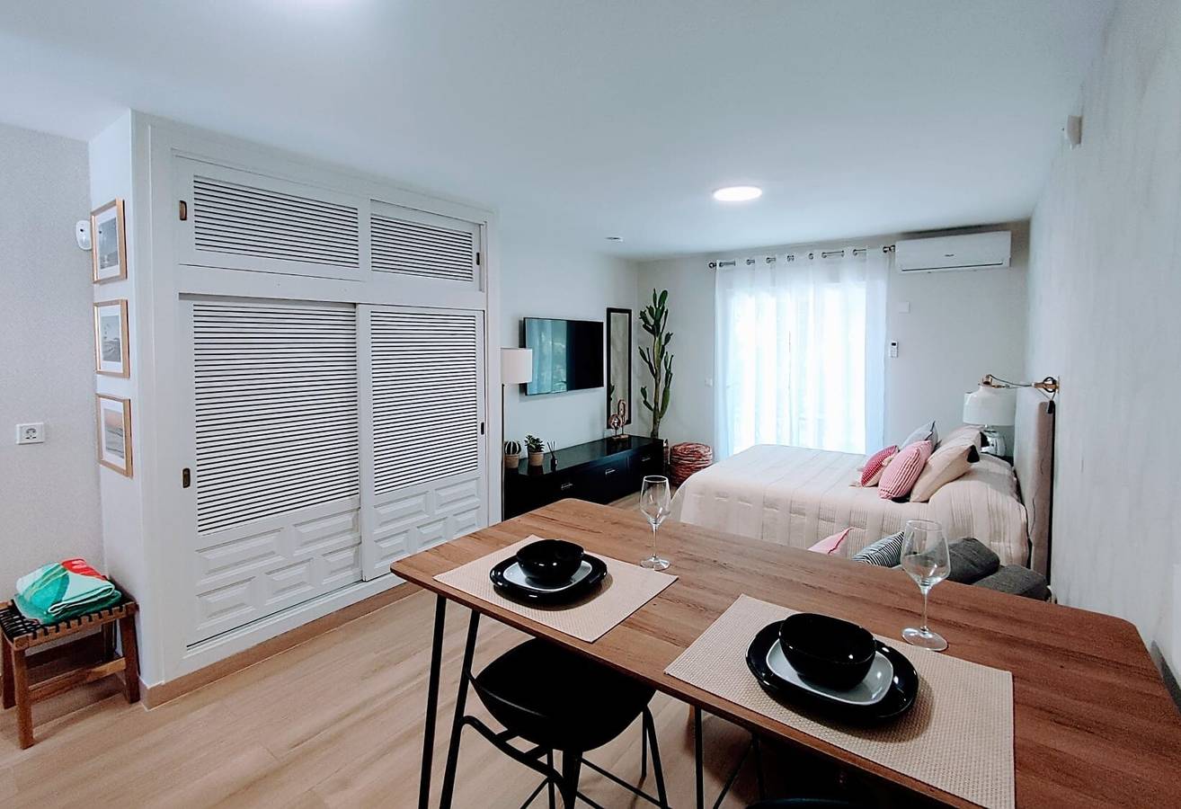 Apartamento inteiro, Apartamento 'Hacienda Beach' com terraço privado, Wi-Fi e ar condicionado in Playa de Arroyo las Cañas-Velerín, Estepona