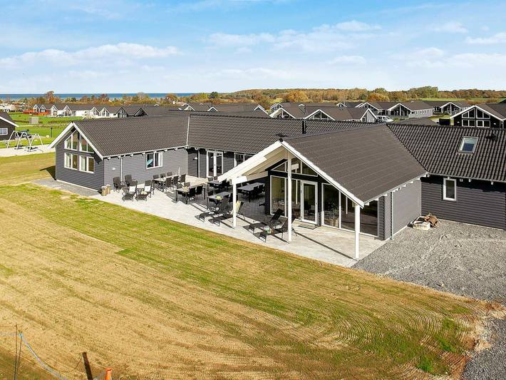 Ferieudlejning for 30 personer, med Jacuzzi og Terrasse såvel som Pool og Sauna i Bogense