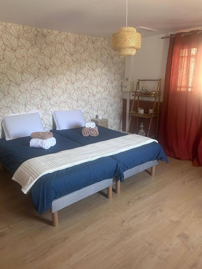 Maison d’hôte pour 2 personnes, avec Terrasse et Jardin ainsi que Piscine et Vue dans Culan