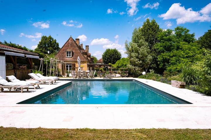 Location de vacances pour 7 personnes, avec jardin ainsi que piscine et vue à Meyrals