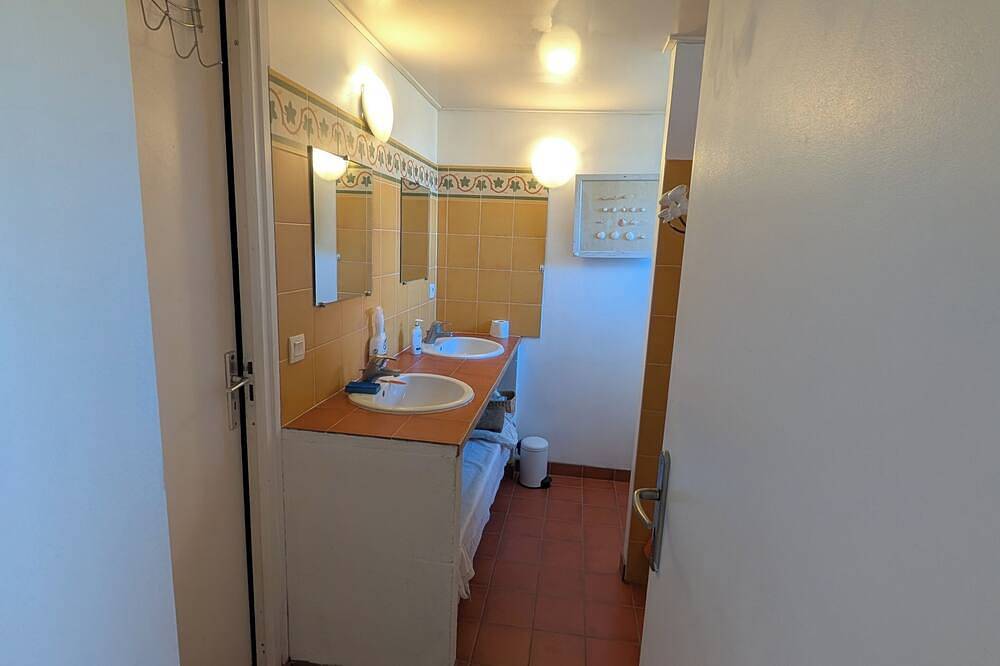 Independent room with private entrance + bathroom + garden access - Lyon view in Sainte-Foy-lès-Lyon, Lyon und Umgebung