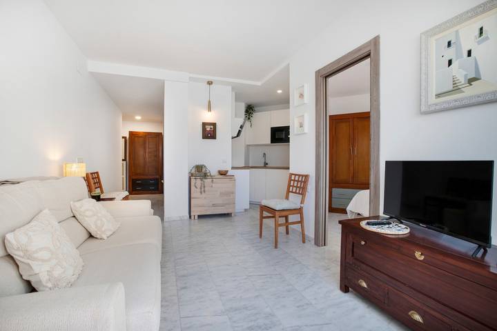 Entire apartment, Apartment 'Plata Ático' with Private Terrace, Balcony and Air Conditioning in Torremolinos Centre, Torremolinos