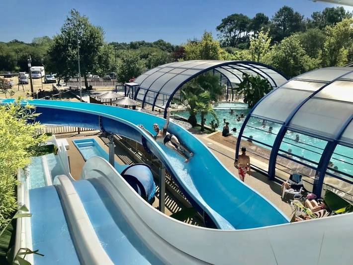 Camping pour 4 personnes, avec Jacuzzi et Bassin pour enfant à Aureilhan