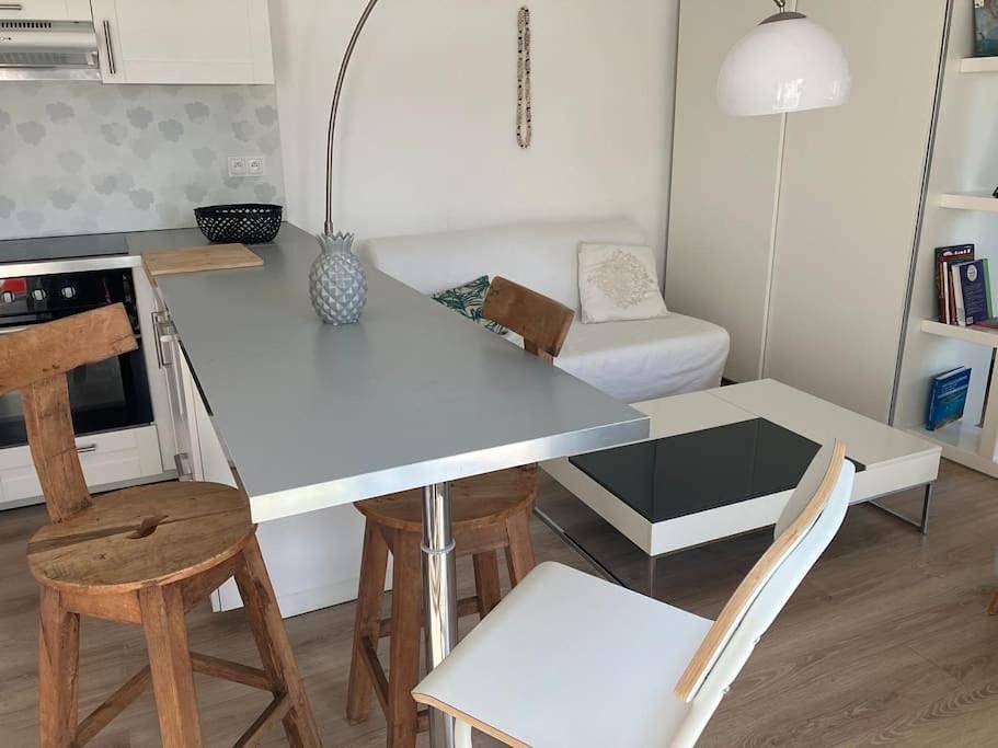 Appartement entier, One-Bedroom Apartment with Pool View in Saint-Savournin, Côte méditerranéenne (France)