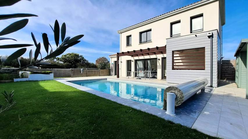 Location de vacances pour 8 personnes, avec Terrasse et Jacuzzi ainsi que Jardin et Piscine à Saint-Augustin