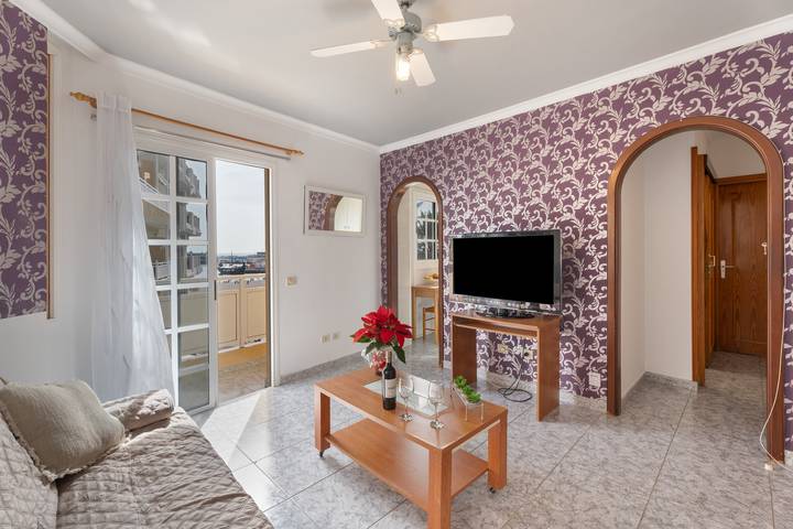 Entire apartment, Vacation Apartment 'Carmenza' with Sea View, Balcony and Wi-Fi in Los Cristianos, Arona