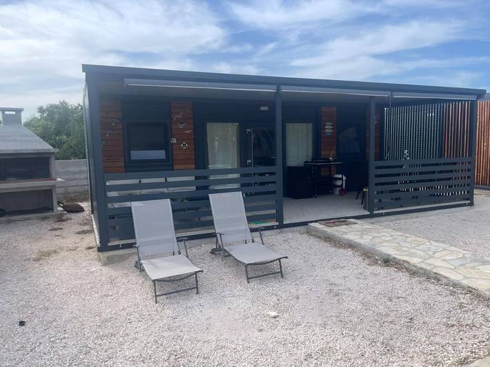 Camping pour 5 personnes, avec vue ainsi que piscine et jardin, adapté aux familles à Pirovac