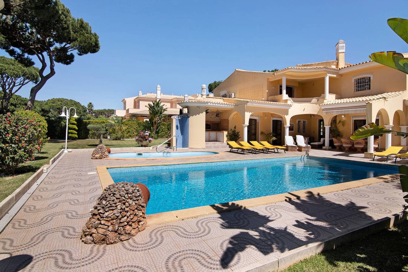 Villa 'V4 Galeão Vilamoura' avec piscine privée, Wi-Fi et climatisation in Quarteira, District de Faro