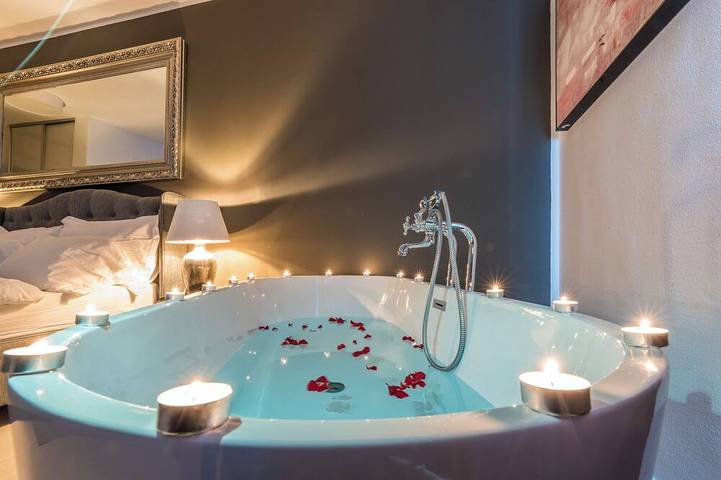 Deluxe Doppelzimmer mit Kingsize-Bett und Badewanne in Smoljanac, Plitvicer Seen