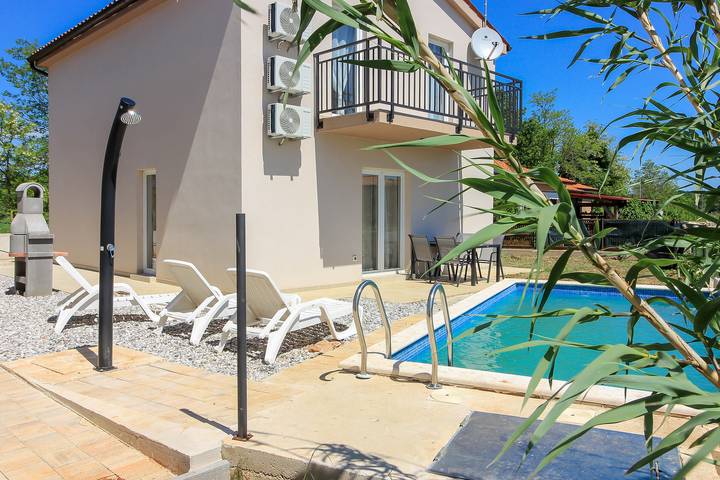 Villa für 7 Personen, mit Garten und Terrasse sowie Pool, mit Haustier in Medulin