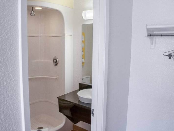 Ganze Wohnung, 1 Queensize-Bett | barrierefreie Dusche in Ukiah, California North Coast