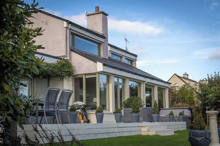 Holiday rental for 14 people, with hot tub and garden in Leinster