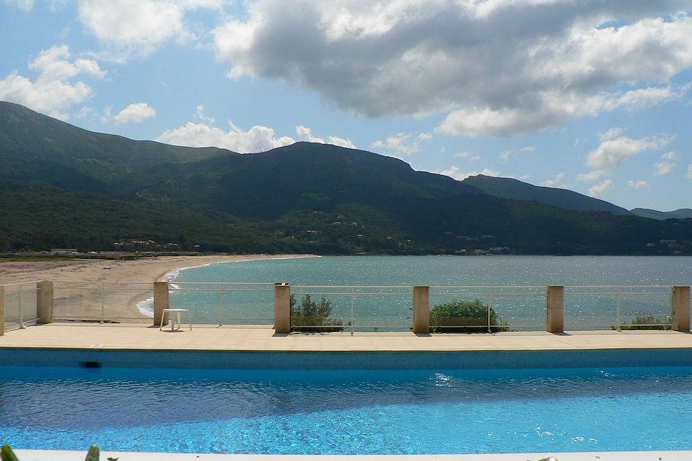 Ganze Wohnung, Wohnung in Ferienresidenz mit Pool und Strand in Tiuccia, Calcatoggio