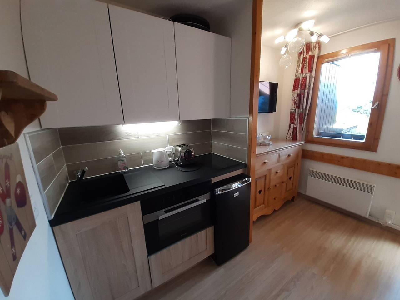 Entire apartment, Apartment for 5 people 50m from slopes with balcony, parking, and Wi-Fi option in Saint-Bon-Tarentaise, Les Trois Vallées