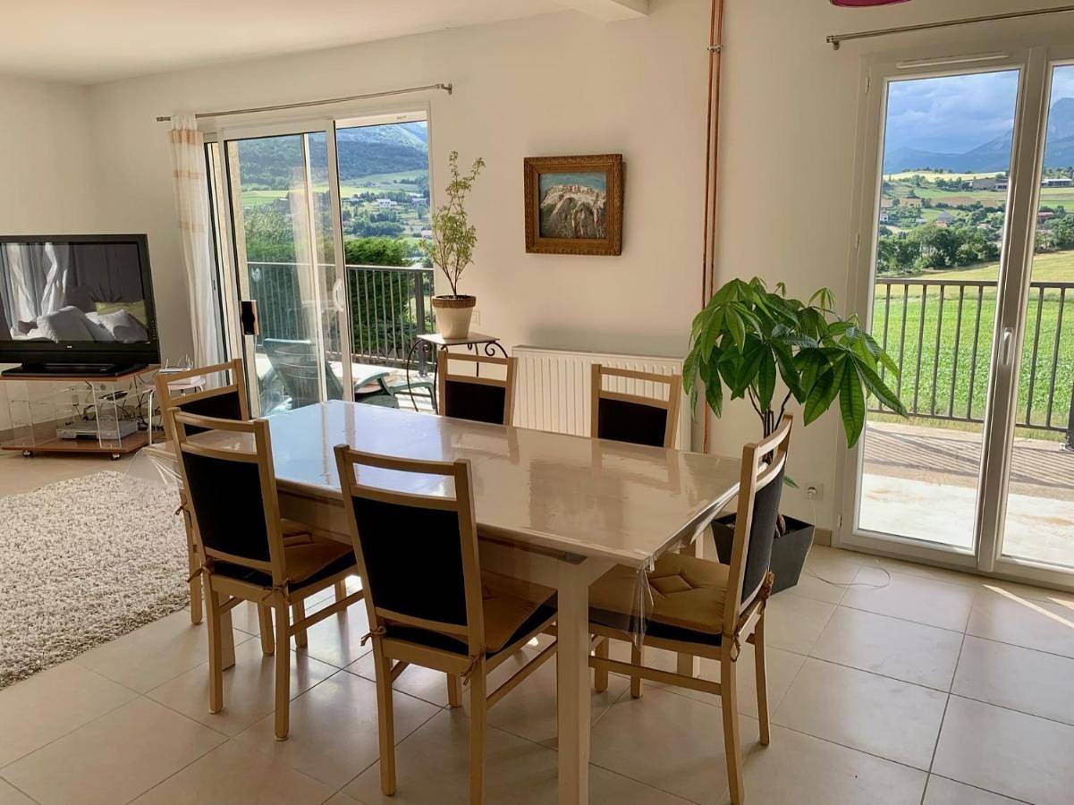 Two-Bedroom House in Pelleautier, Région de Gap